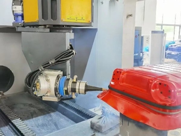 CNC trimming machine for luggage